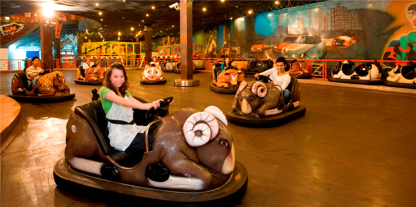 Trò chơi xe điện đụng tại Vinpearl Land thu hút nhiều du khách