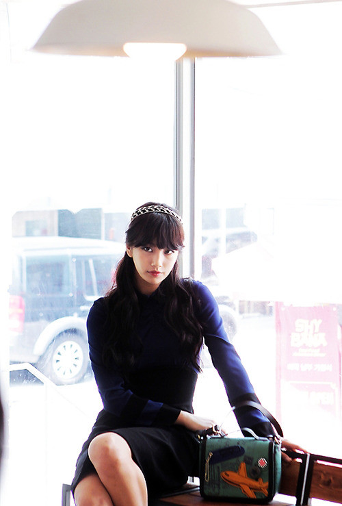 Dịu dàng nữ tính với xì tài váy xòe và tóc tết cùng khăn... Gợi cảm với quần short khoe chân thon... Đáng yêu nhưng vẫn cá tính với phong cách trang điểm tập trung vào đôi mắt... Năng động khi diện áo crop top với chân váy bút chì... Cổ điển gợi cảm với gam màu trầm.