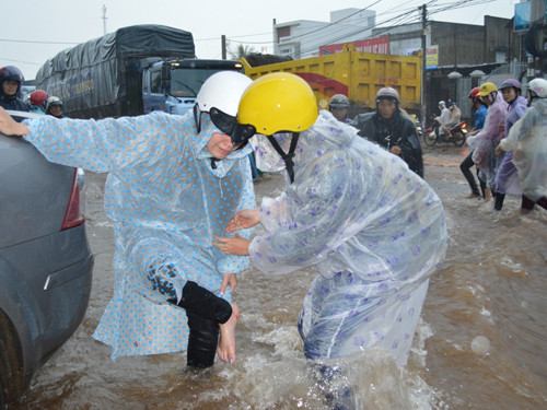 Bàn chân rớm máu khi giẫm phải đá nhọn trong lúc đẩy xe 