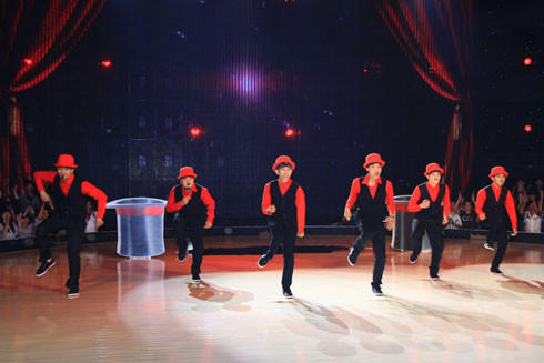 Nhóm Những chú hề nổi loạn thể hiện tinh thần đoàn kết qua bài nhảy popping