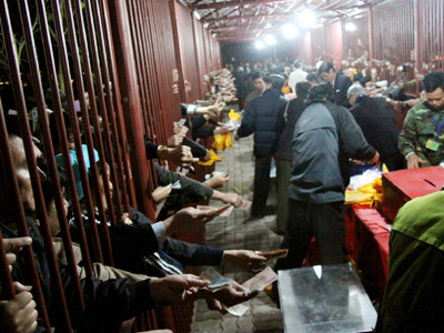 Xoè tay xin ấn đền Trần Ảnh: Nguyễn Hoàng