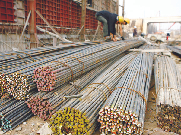 Mặt hàng sắt thép phục vụ các công trình xây dựng trong tình trạng ế ẩm. Ảnh: Hồng Vĩnh