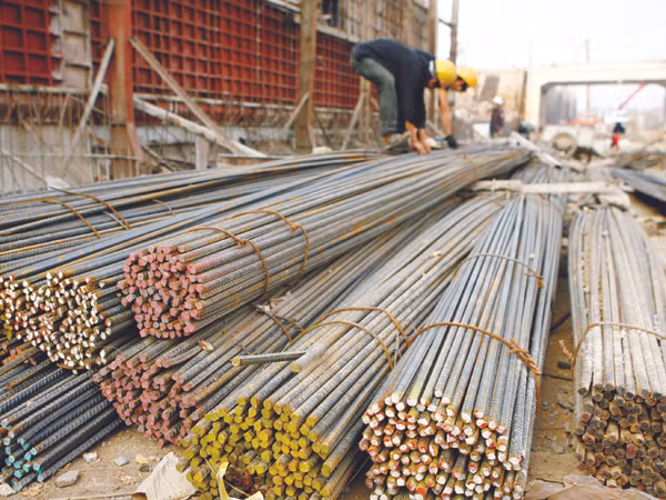 Mặt hàng sắt thép phục vụ các công trình xây dựng trong tình trạng ế ẩm. Ảnh: Hồng Vĩnh