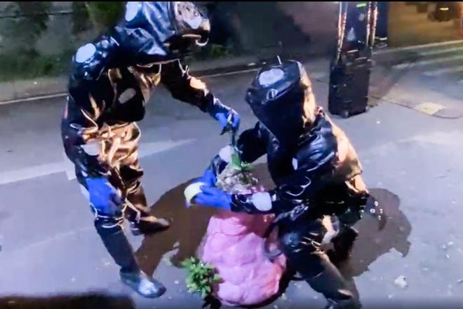 Sau thời gian ngắn, tổ ong đã được cán bộ chiến sĩ di dời thành công, đảm bảo an toàn. Sau thời gian ngắn, tổ ong đã được cán bộ chiến sĩ di dời thành công, đảm bảo an toàn.