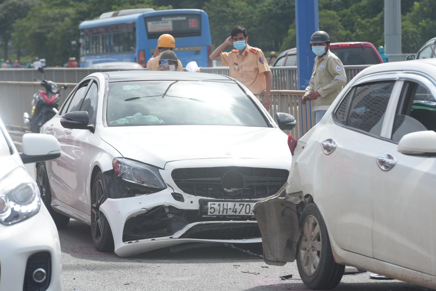 Hiện trường vụ tai nạn liên hoàn giữa 5 xe ô tô trên cầu Sài Gòn. Hiện trường vụ tai nạn liên hoàn giữa 5 xe ô tô trên cầu Sài Gòn.