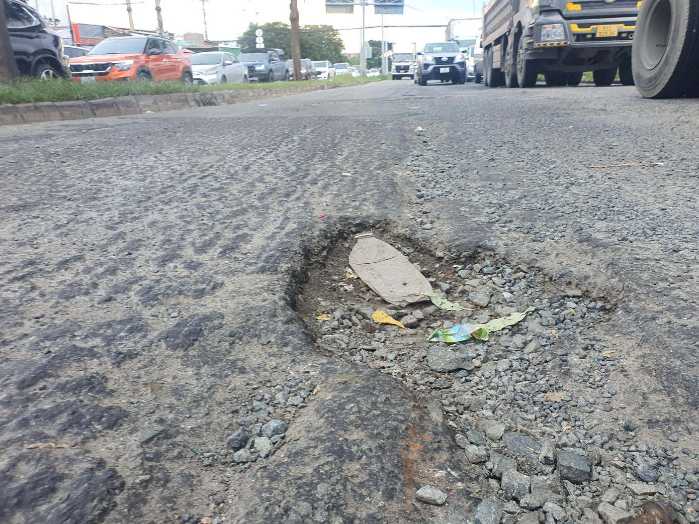 Mặt đường Nguyễn Văn Linh tại khu vực dự án bị hư hỏng, gây mất an toàn giao thông Mặt đường Nguyễn Văn Linh tại khu vực dự án bị hư hỏng, gây mất an toàn giao thông