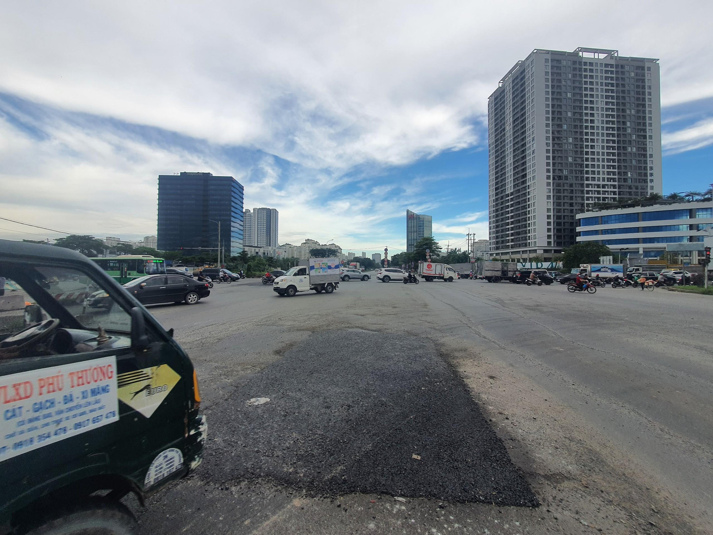 Đến chiều 4/10, công tác tái lập mặt đường, đảm bảo an toàn giao thông qua phạm vi dự án đã được thực hiện xong. Sở GTVT TPHCM đã rút đề nghị tạm đình chỉ thi công dự án hầm chui Nguyễn Văn Linh - Nguyễn Hữu Thọ. Đến chiều 4/10, công tác tái lập mặt đường, đảm bảo an toàn giao thông qua phạm vi dự án đã được thực hiện xong. Sở GTVT TPHCM đã rút đề nghị tạm đình chỉ thi công dự án hầm chui Nguyễn Văn Linh - Nguyễn Hữu Thọ.