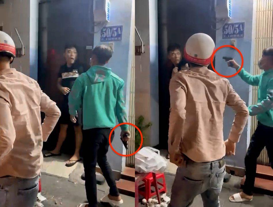 Đối tượng cầm vật giống súng ngắn đe dọa nạn nhân. (Ảnh chụp từ clip)