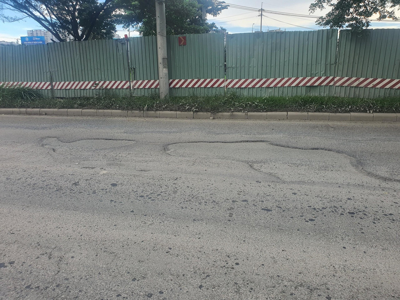 Quá trình thi công đã làm hư hỏng mặt đường, ảnh hưởng an toàn giao thông. Mặc dù Sở GTVT đã nhiều lần nhắc nhở nhưng tình hình không được cải thiện. Do đó, ngày 30/9, Sở GTVT TPHCM đã đề nghị Thanh tra sở thu hồi giấy phép thi công và tạm đình chỉ thi công dự án hầm chui nút giao Nguyễn Văn Linh - Nguyễn Hữu Thọ (quận 7) Quá trình thi công đã làm hư hỏng mặt đường, ảnh hưởng an toàn giao thông. Mặc dù Sở GTVT đã nhiều lần nhắc nhở nhưng tình hình không được cải thiện. Do đó, ngày 30/9, Sở GTVT TPHCM đã đề nghị Thanh tra sở thu hồi giấy phép thi công và tạm đình chỉ thi công dự án hầm chui nút giao Nguyễn Văn Linh - Nguyễn Hữu Thọ (quận 7)