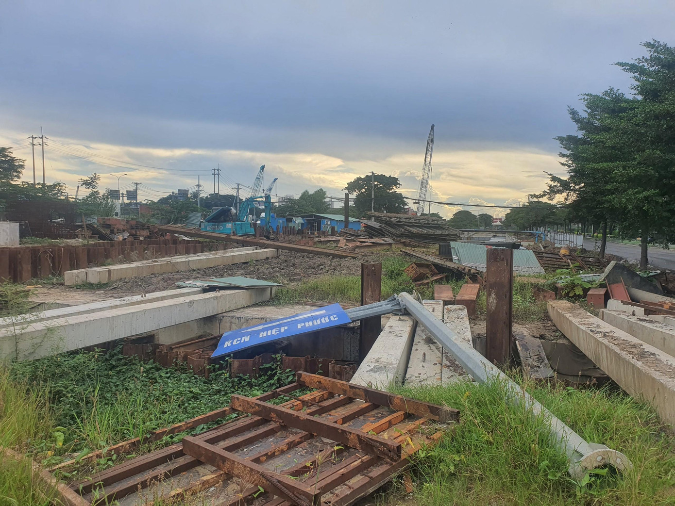 Được dự kiến hoàn thành vào tháng 6/2022 nhưng giai đoạn 1 của dự án hầm chui này vẫn còn khá ngổn ngang. Tại khu vực công trường, nhiều nguyên vật liệu xây dựng đã bị hoen gỉ theo thời gian. Được dự kiến hoàn thành vào tháng 6/2022 nhưng giai đoạn 1 của dự án hầm chui này vẫn còn khá ngổn ngang. Tại khu vực công trường, nhiều nguyên vật liệu xây dựng đã bị hoen gỉ theo thời gian.