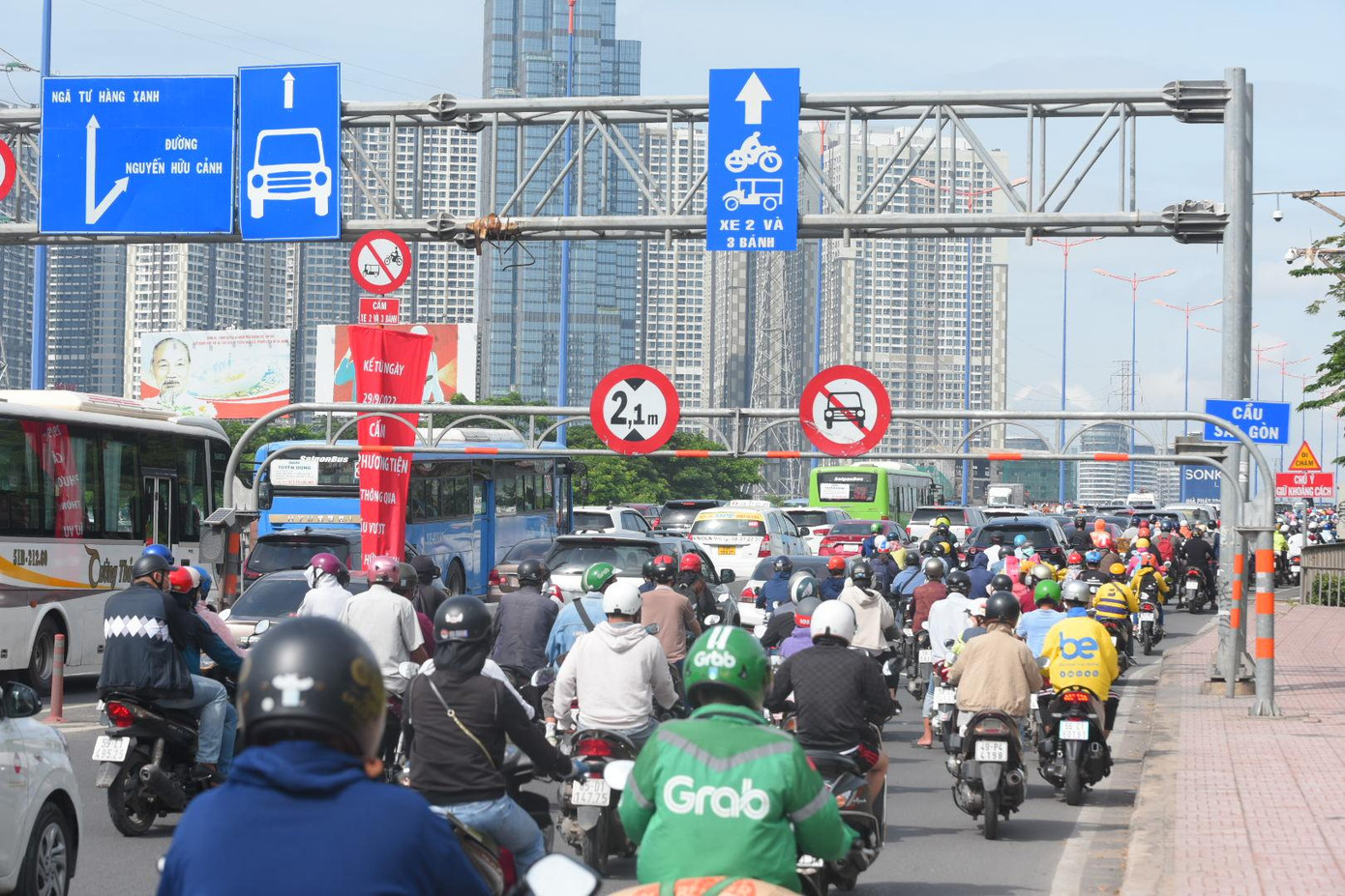 Giao thông qua khu vực cầu Sài Gòn hướng vào trung tâm TPHCM ùn ứ kéo dài. Giao thông qua khu vực cầu Sài Gòn hướng vào trung tâm TPHCM ùn ứ kéo dài.