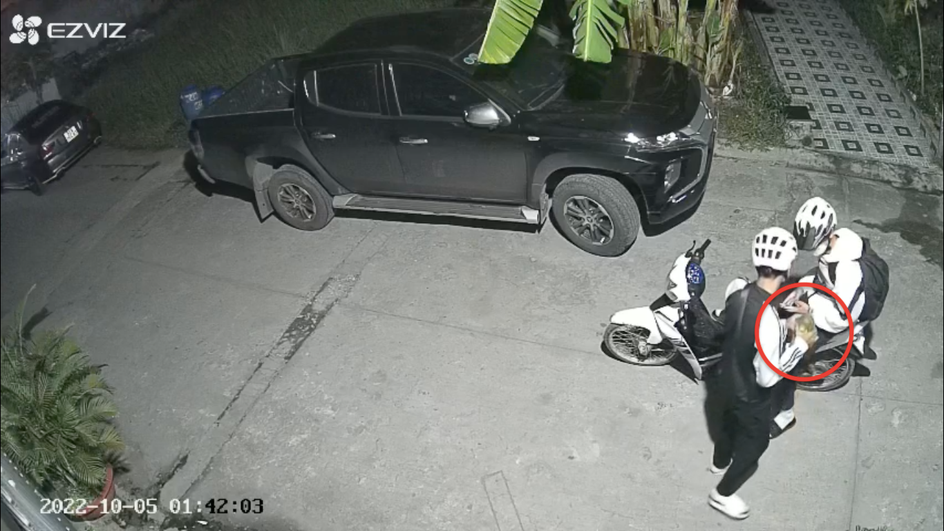 Hình ảnh Đạt và Long tại hiện trường được vụ việc.