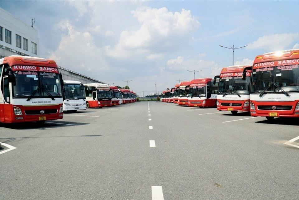 Sau 2 năm đi vào khai thác, bến xe Miền Đông mới luôn trong tình trạng vắng khách kéo dài do vị trí cách trung tâm hơn 20 km, thiếu phương tiện kết nối, bến cũ ở nội đô vẫn còn hoạt động.