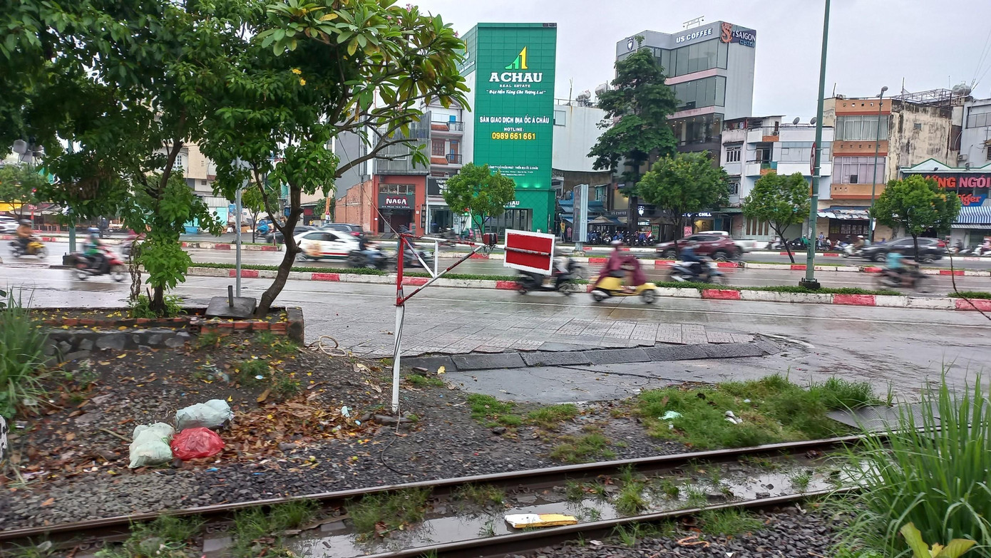 Khu vực giao cắt giữa đường sắt và đường Phạm Văn Đồng (TPHCM)