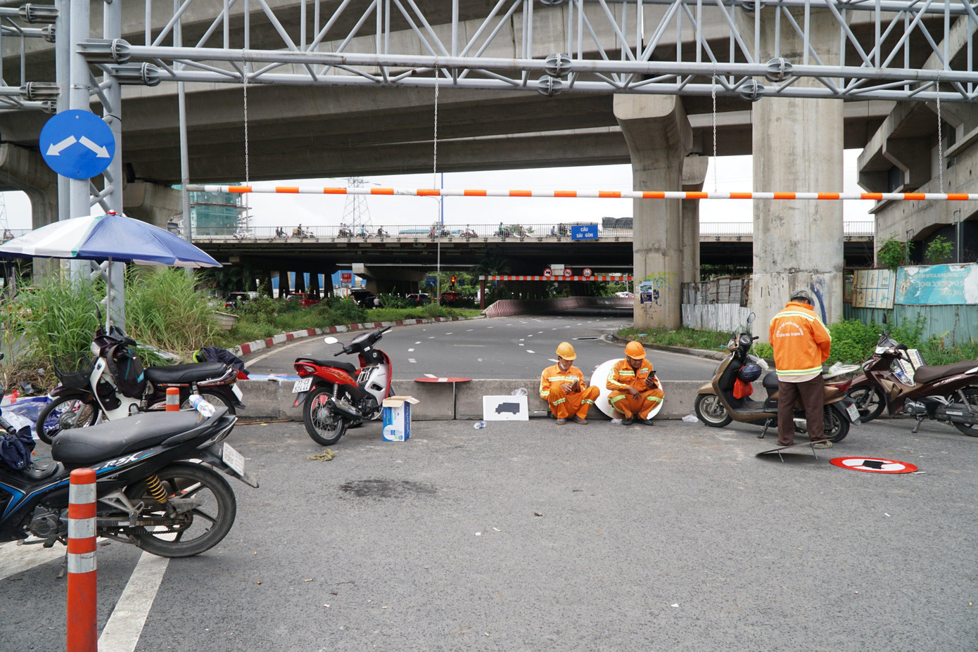 Hiện cơ quan chức năng đã đóng cầu vượt Nguyễn Hữu Cảnh để phục vụ công tác sửa chữa, khắc phục sự cố. Hiện cơ quan chức năng đã đóng cầu vượt Nguyễn Hữu Cảnh để phục vụ công tác sửa chữa, khắc phục sự cố.