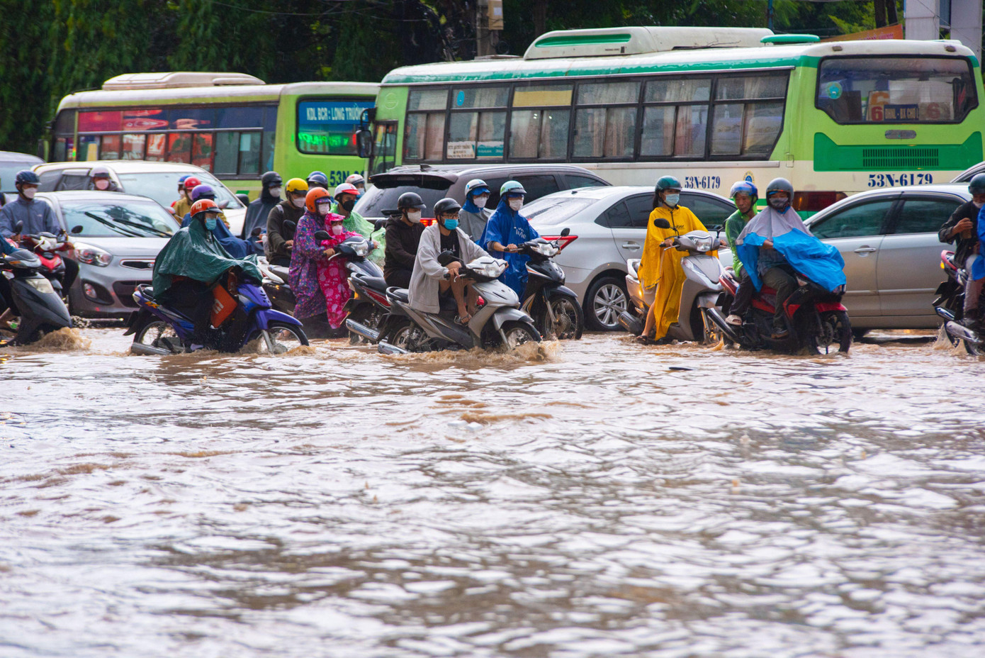 Đường Võ Văn Ngân (TP Thủ Đức) ngập úng sau cơn mưa chiều 1/10.