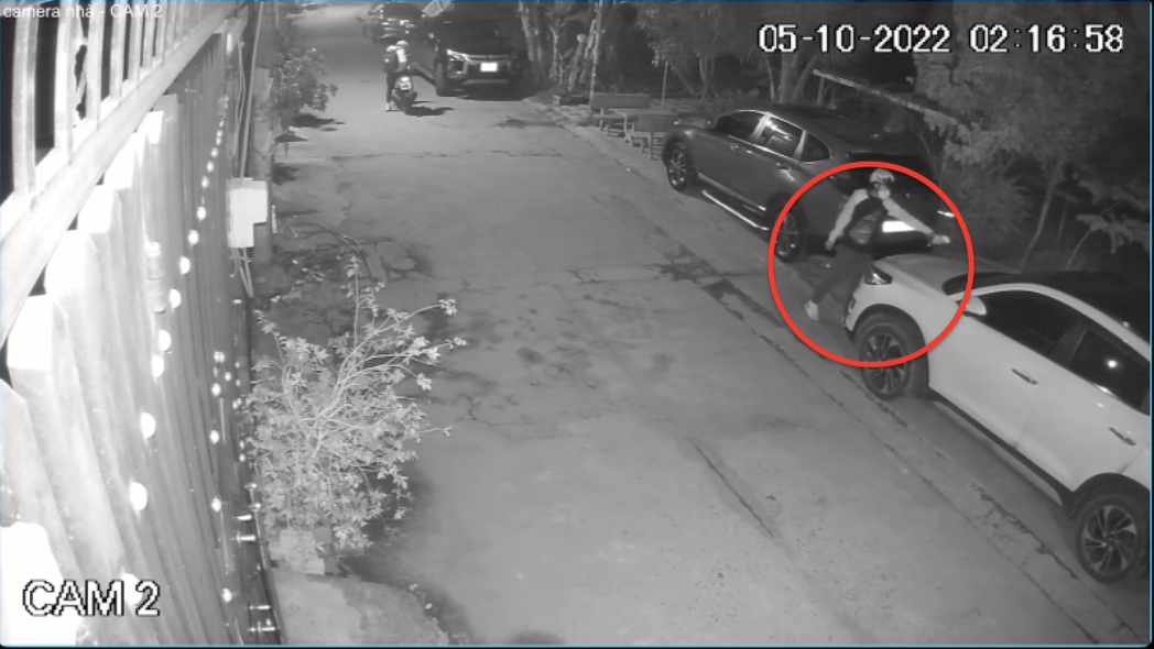 Sau đó tưới chất lỏng lên xe ô tô của gia đình chị A. rồi châm lửa.
