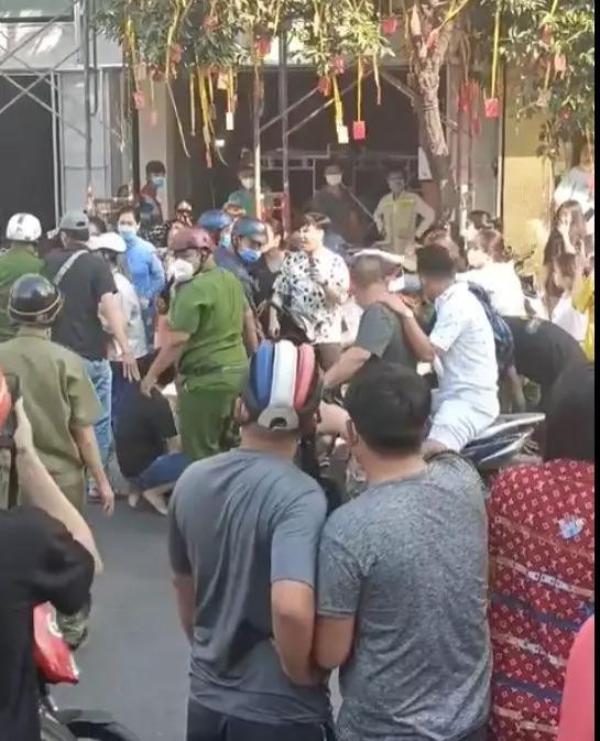 Vụ việc lùm xùm giữa hai nữ streamer bán hàng online khiến cư dân mạng xôn xao, tụ tập gây mất an ninh trật tự ở khu vực. Vụ việc lùm xùm giữa hai nữ streamer bán hàng online khiến cư dân mạng xôn xao, tụ tập gây mất an ninh trật tự ở khu vực.