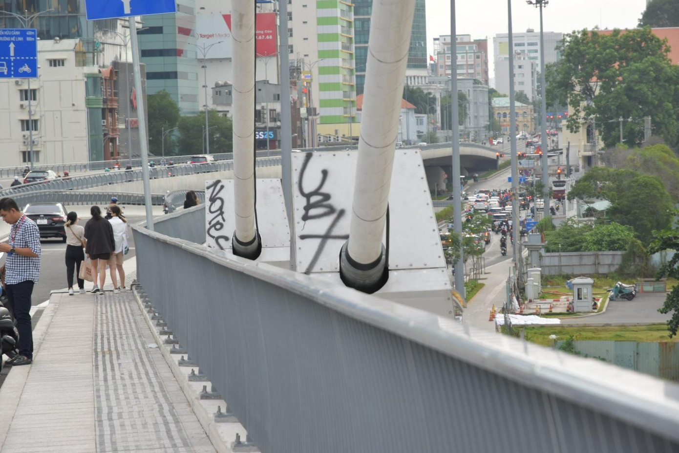 Cầu Thủ Thiêm 2 bị vẽ bẩn vào tháng 7/2022. Ảnh: Hoàng Trang