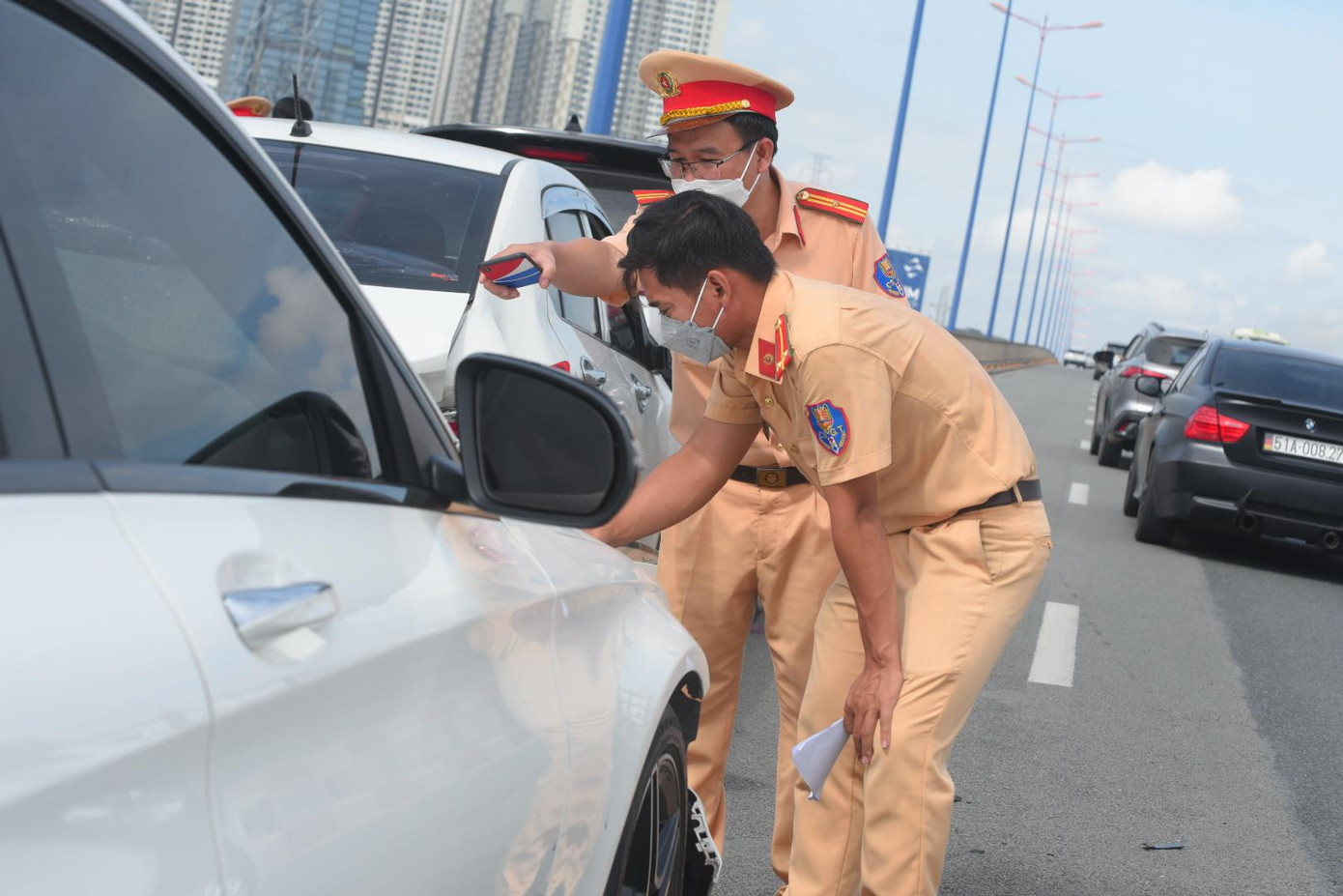 Lực lượng CSGT khám nghiệm hiện trường vụ tai nạn. Lực lượng CSGT khám nghiệm hiện trường vụ tai nạn.