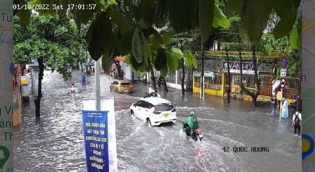 Đường Quốc Hương, phường Thảo Điền (TP Thủ Đức) ngập úng sau cơn mưa chiều 1/10.