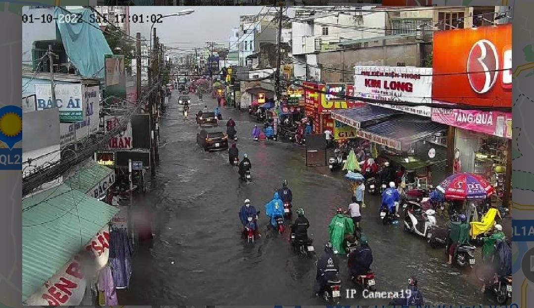 Camera giao thông ghi nhận một loạt tuyến đường ở quận Gò Vấp, TPHCM xảy ra tình trạng ngập úng sau cơn mưa chiều 1/10.