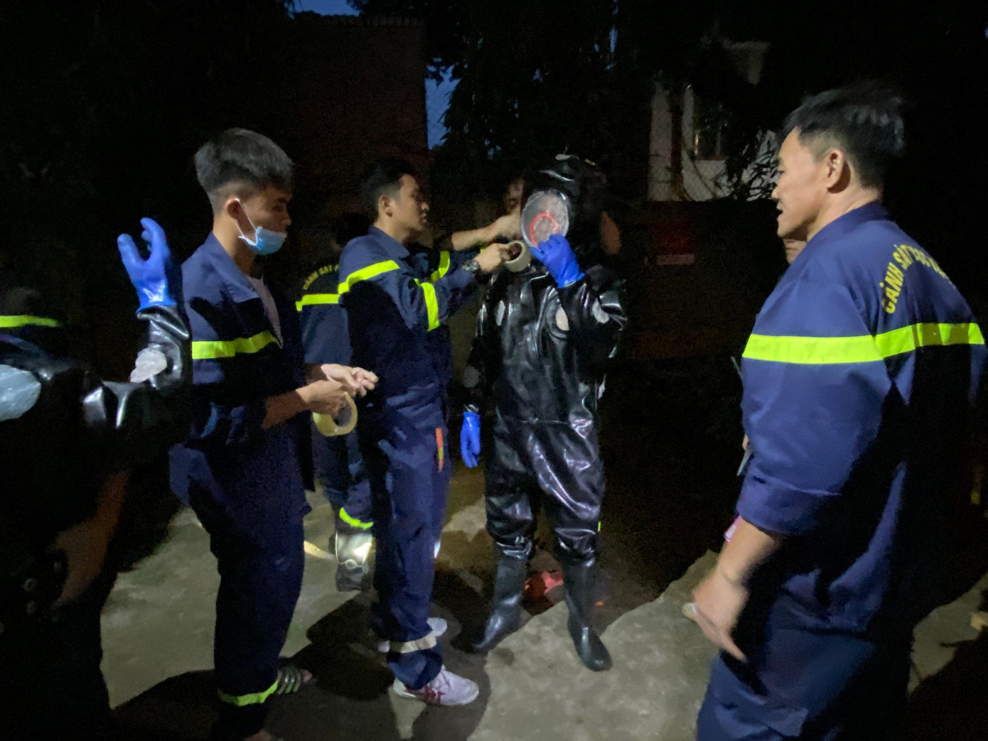 Lực lượng chuyên nghiệp mặc đồ bảo hộ để làm nhiệm vụ. Lực lượng chuyên nghiệp mặc đồ bảo hộ để làm nhiệm vụ.