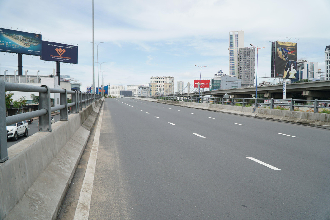 Từ ngày 29/9, Sở GTVT TPHCM đã quyết định cấm các phương tiện lưu thông trên cầu vượt Nguyễn Hữu Cảnh (quận Bình Thạnh) để đảm bảo an toàn.