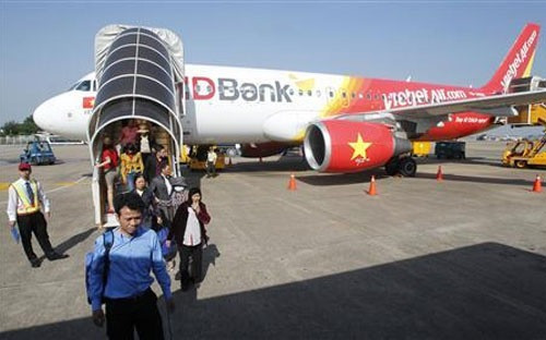 Hiệp hội Hàng không Quốc tế (IATA) dự báo Việt Nam sẽ trở thành thị trường hàng không tăng trưởng mạnh thứ ba trên thế giới xét về lượng hành khách quốc tế và hàng hóa được vận chuyển vào năm tới, và nhanh thứ nhì về số lượng hành khách nội địa - Ảnh: Reuters. Hiệp hội Hàng không Quốc tế (IATA) dự báo Việt Nam sẽ trở thành thị trường hàng không tăng trưởng mạnh thứ ba trên thế giới xét về lượng hành khách quốc tế và hàng hóa được vận chuyển vào năm tới, và nhanh thứ nhì về số lượng hành khách nội địa - Ảnh: Reuters