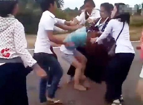 Hình ảnh cắt từ clip có tên “Nữ sinh dân tộc hỗn chiến như giang hồ” đăng tải trên Youtube