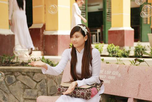 viên Trương Quỳnh Anh đảm nhận vai cô bé tiểu thư Thiên Kim tội nghiệp muốn đi tìm cái chết vì bi kịch gia đình