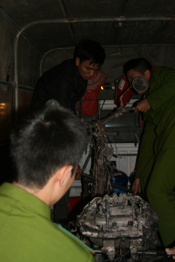 Lực lượng chức năng mang chiếc xe về trụ sở để khám nghiệm. Lực lượng chức năng mang chiếc xe về trụ sở để khám nghiệm