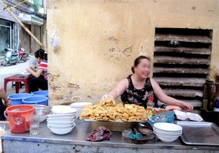 Đồ ăn sẵn hứng bụi bên đường. Ảnh: MH