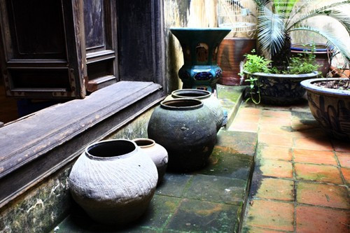 Mã Mây là phố còn tồn tại nhiều nhà cổ nhất, thường làm theo dạng nhà ống, mặt tiền hẹp nhưng dài, có khoảng không đón gió ở giữa nhà giúp lưu thông không khí