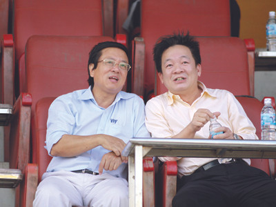 Phó CT VFF Phạm Ngọc Viễn (trái) cho rằng V.League sẽ vẫn tiến hành theo cách thức “có gì chơi nấy”chứ không thể hoãn. Ảnh: VSI. Phó CT VFF Phạm Ngọc Viễn (trái) cho rằng V.League sẽ vẫn tiến hành theo cách thức “có gì chơi nấy”chứ không thể hoãn. Ảnh: VSI