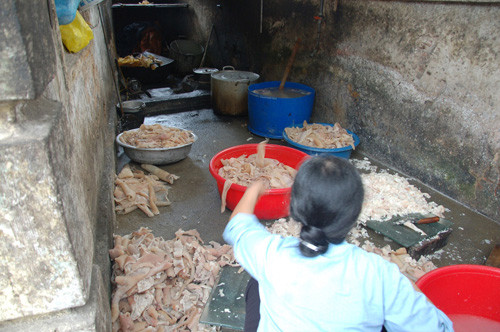 Người dân đang chế biến bì lợn. Người dân đang chế biến bì lợn