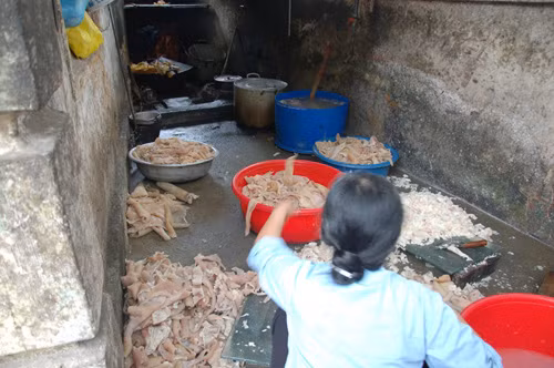 Người dân đang chế biến bì lợn