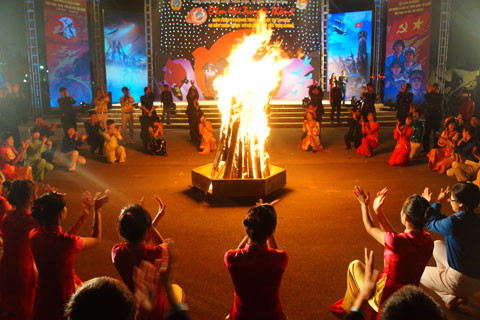 Cùng nhau nhảy múa bên lửa trại