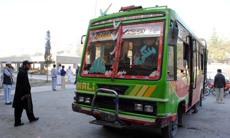 Chiếc xe buýt bị tấn công làm 13 người thiệt mạng. Ảnh: EPA 