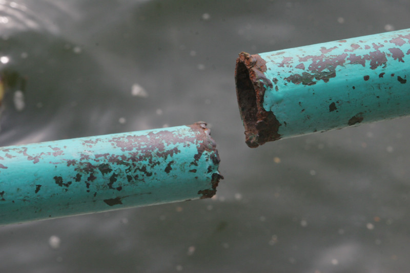 Tại chỗ cắt cho thấy bị kẻ gian dùng cưa sắt. Vết cắt lâu đến nay đã hoen gỉ