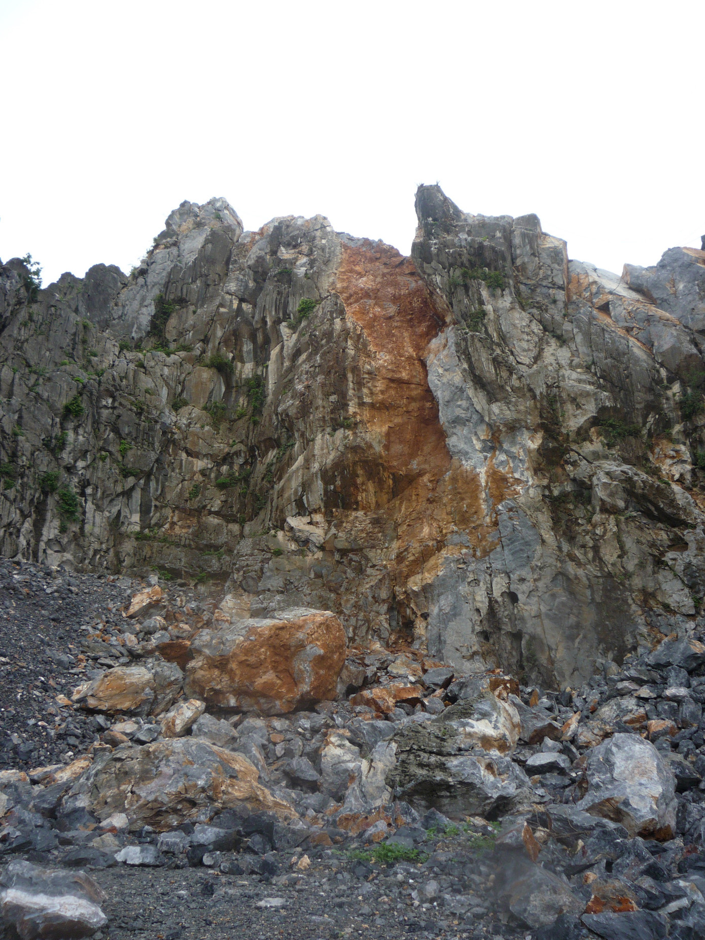 Nơi ba người bị đá đè. Ảnh: Lam Khê