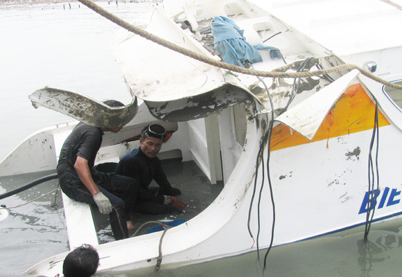 Lực lượng người nhái tham gia trục vớt tàu và lai dắt về bờ ở Vũng Tàu