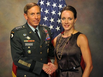 Ông David Petraeus và bà Paula Broadwell bắt tay trước quốc kỳ Mỹ. Ảnh: Getty Images Ông David Petraeus và bà Paula Broadwell bắt tay trước quốc kỳ Mỹ