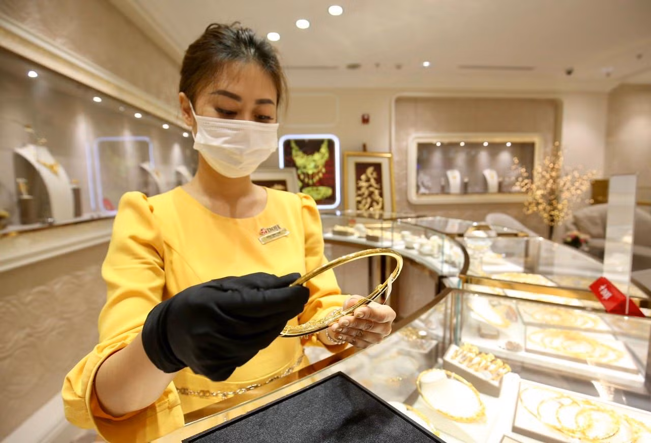 Cuối tuần, giá vàng trong nước tăng mạnh trở lại. ảnh: Như Ý Cuối tuần, giá vàng trong nước tăng mạnh trở lại. ảnh: Như Ý