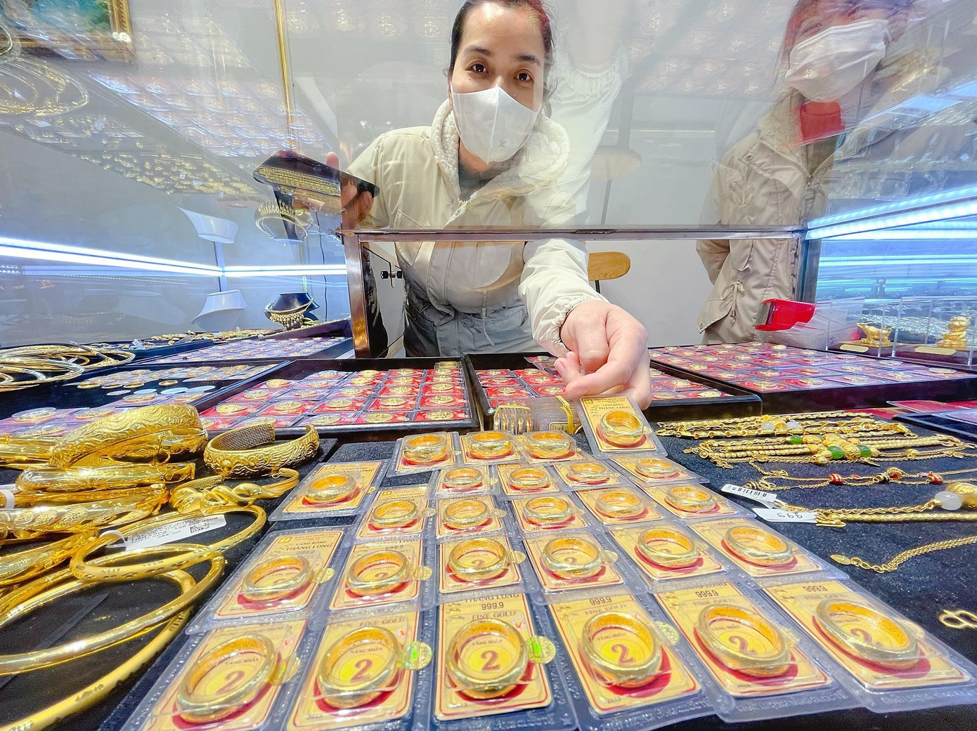 Giá vàng miếng trong nước tiếp tục “leo dốc”. ảnh Như Ý