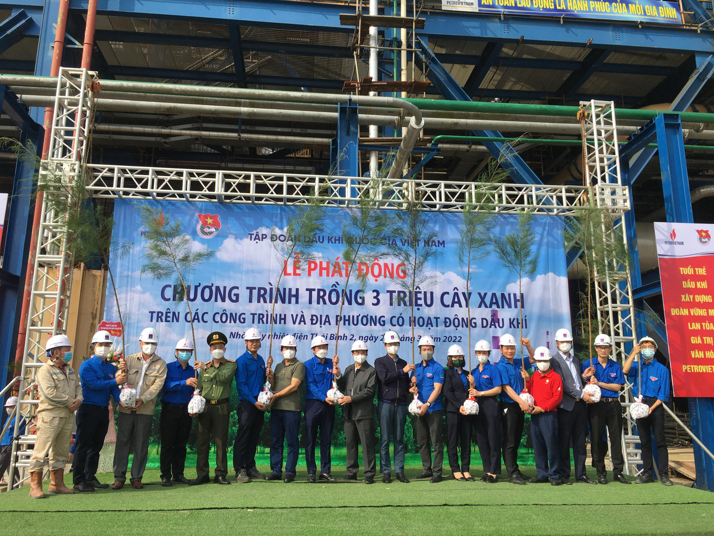 Đoàn viên thanh niên nhận cây xanh từ lãnh đạo Tập đoàn. Đoàn viên thanh niên nhận cây xanh từ lãnh đạo Tập đoàn.