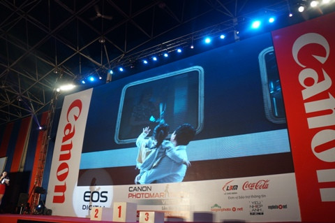 Một trong 3 bức ảnh đẹp nhất chủ đề Cửa sổ được chụp tại ga Hà Nội