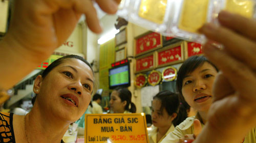 Đến chiều tối 5-11, giá vàng SJC bán ra được niêm yết tại một cửa hàng vàng chợ Bà Chiểu (quận Bình Thạnh, TP.HCM) là 34,5 triệu đồng/lượng. Ảnh: H.T.V. (Tuổi Trẻ)