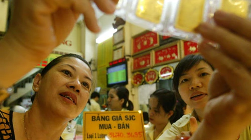 Đến chiều tối 5-11, giá vàng SJC bán ra được niêm yết tại một cửa hàng vàng chợ Bà Chiểu (quận Bình Thạnh, TP.HCM) là 34,5 triệu đồng/lượng. Ảnh: H.T.V. (Tuổi Trẻ)