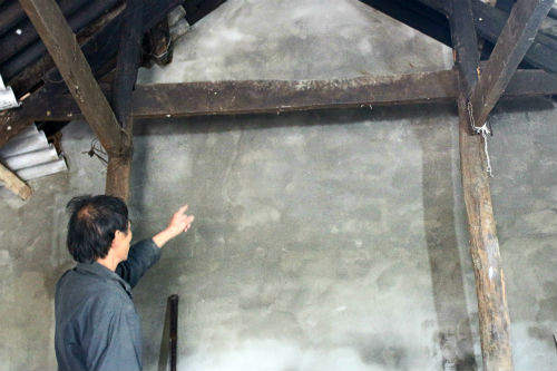 Ông Vệ chỉ bức tường cũ (đã được xây lại) ngôi nhà của mình đổ sang bên sân nhà hàng xóm khiến cháu Anh tử vong